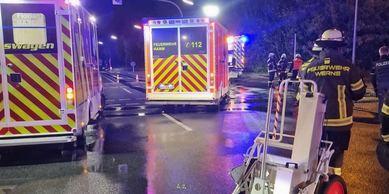 FW-WRN: TH_1 - LZ1 - VU 2PKW, fraglich auslaufende Betriebsmittel, 3 verl. Personen - Foto: presseportal.de