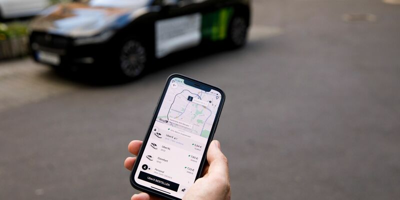 Uber-Fahrgäste vergaßen am häufigsten Telefone, Geldbörsen und Schlüssel. - Foto: Carsten Koall/dpa