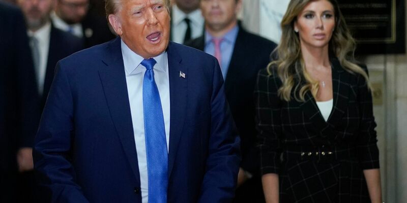 Ex US-Präsident Donald Trump spricht außerhalb des Gerichtssaals. - Foto: Eduardo Munoz Alvarez/AP/dpa