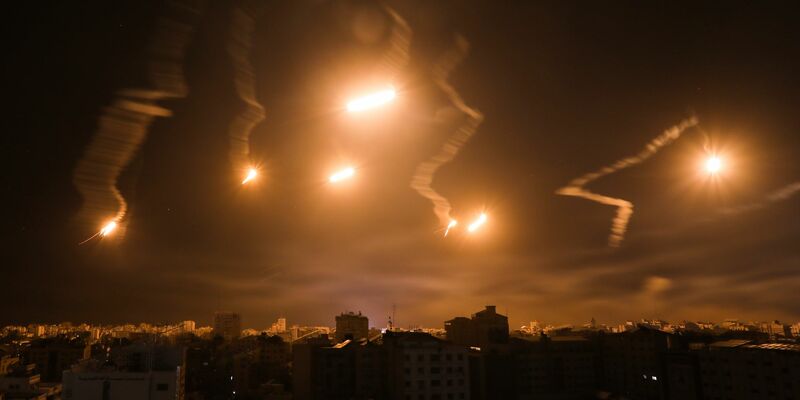 Leuchtraketen der israelischen Streitkräfte im nördlichen Gazastreifen. - Foto: Abed Khaled/AP