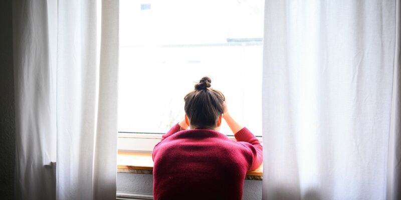 Laut einer Befragung fühlen sich viele Menschen in Deutschland alleine. - Foto: Jonas Walzberg/dpa