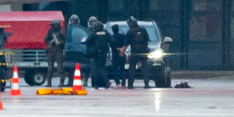 Mit seiner entführten Tochter im Auto soll der 35-Jährige drei Schranken durchbrochen haben und bis auf das Vorfeld des Hamburger Flughafens vorgefahren sein. - Foto: Jonas Walzberg/dpa