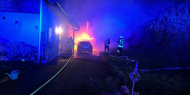 FW VG Westerburg: Brand in Garage greift auf Wohnhaus über - Bewohner bleiben unverletzt - Foto: presseportal.de
