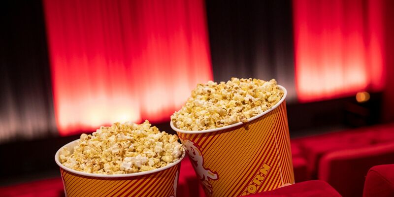 Besonders die Filme «Barbie» und «Oppenheimer» haben im Sommer viele Menschen in die Kinos gezogen. - Foto: Fabian Sommer/dpa