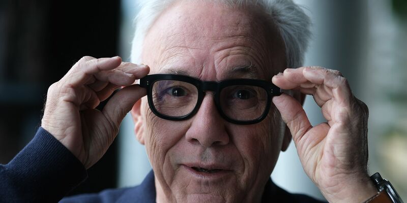 Produzenten-Legende Trevor Horn steht mit Mitgliedern von Dire Straits auf der Bühne. - Foto: Sebastian Willnow/dpa