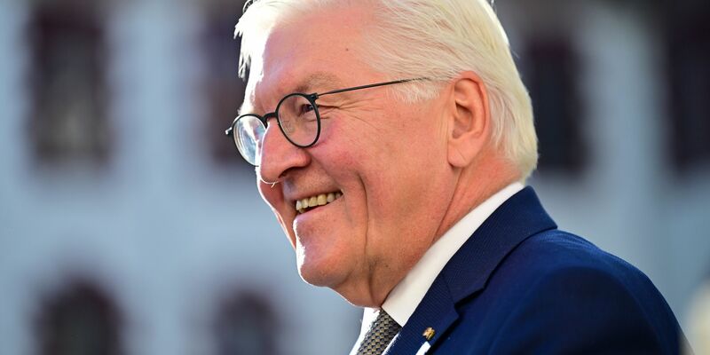 Bundespräsident Frank-Walter Steinmeier ehrt Loriot - Foto: Martin Schutt/dpa