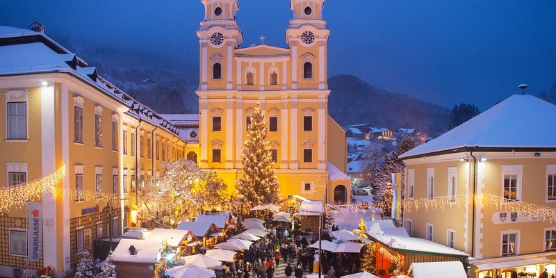 Advent in Mondsee mit Perchten, Christbäumen im See und viel Vorfreude auf das Weihnachtsfest - Foto: presseportal.de