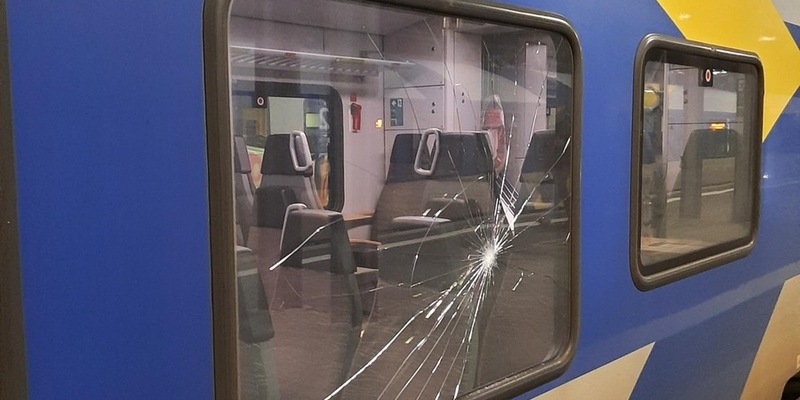 Bundespolizeidirektion München: Zugbeschädigung durch Steinwurf / Keine Verletzten aber hoher Sachschaden - Foto: presseportal.de