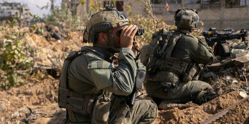 Das vom israelischen Militär zur Verfügung gestellte Foto soll israelische Soldaten während einer Bodenoperation im Gazastreifen zeigen. - Foto: ---/Israelische Verteidigungsstreitkräfte/AP/dpa