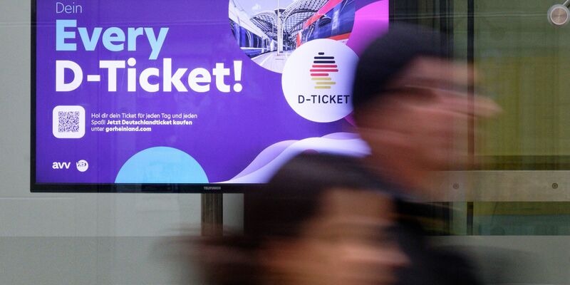 Werbung für das Deutschlandticket in Köln. - Foto: Henning Kaiser/dpa