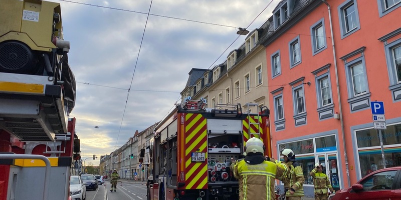 FW Dresden: Wohnungsbrand im Dachgeschoss, Rauchmelder hilft - Foto: presseportal.de