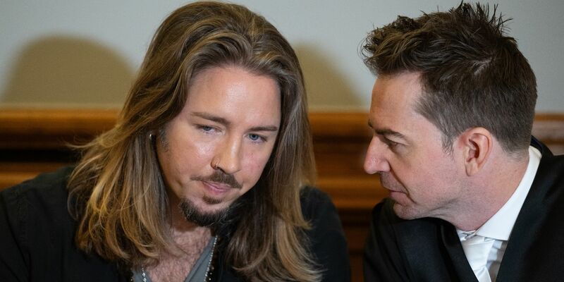 Gil Ofarim (l) spricht im Gerichtssaal mit seinem Anwalt Alexander Stevens. - Foto: Hendrik Schmidt/dpa