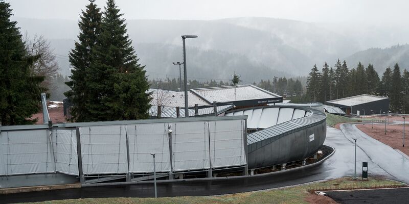 Blick auf die Anlagen der Bob- und Rennrodelbahn. Bei einem schweren Unfall auf der Oberhofer Bob- und Rennrodelbahn ist am 23. Februar 2023 ein Mensch ums Leben gekommen. Eine weitere Person wurde schwer verletzt. - Foto: Daniel Vogl/dpa