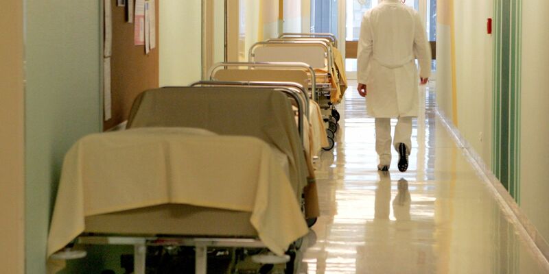 Unbenutzte Betten auf einem Klinikflur: Im Gesundheitswesen waren im Oktober auch Krankenhäuser von Insolvenz betroffen. - Foto: Rainer Jensen/dpa