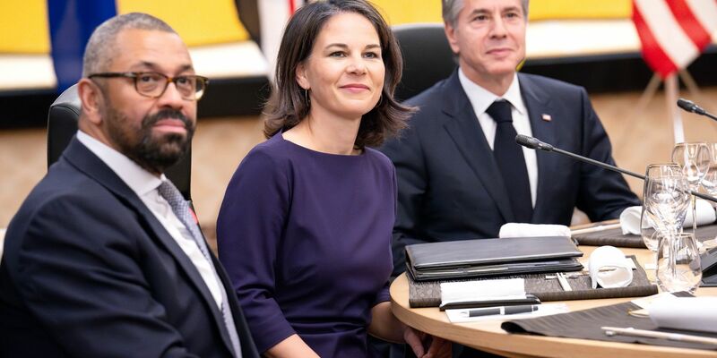 G7-Treffen in Tokio: Bundesaußenministerin Annalena Baerbock zwischen ihren Amtskollegen James Cleverly (l, Großbritannien) und Antony J. Blinken (USA). - Foto: Sina Schuldt/dpa