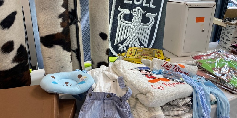 HZA-K: Zoll: Jede Nacht Drogenfunde in Paketen am Kölner Flughafen / Kokain in Babykleidung und in Fußmatten versteckt, Heroin in Handtaschen eingenäht und als Schuhcreme getarnt - Foto: presseportal.de