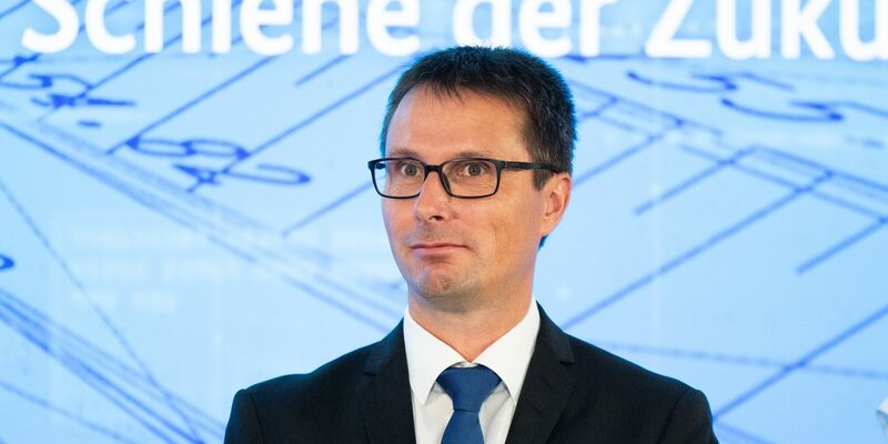 Andre Rodenbeck, Präsident des Verbands der Bahnindustrie, sieht Bewegung beim Schienenausbau. - Foto: Lando Hass/dpa