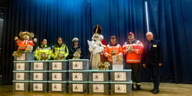 POL-HS: Tröstebären von Martinskommitee an die Polizei übergeben - Foto: presseportal.de