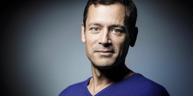 Jean-Baptiste Andrea, Schriftsteller und Regisseur aus Frankreich. Der 52-jährige erhält den französischen Literaturpreis Prix Goncourt für seinen Roman «Veiller sur elle» (Pass auf sie auf). - Foto: Joel Saget/AFP/dpa