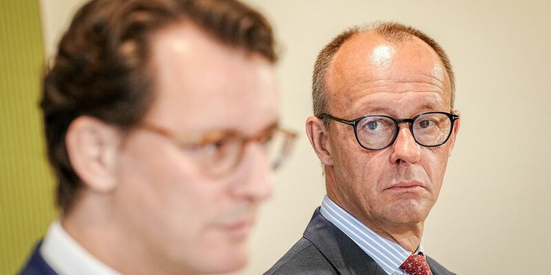 «Ein erster Schritt, aber nicht der große Wurf»: NRW-Ministerpräsident Hendrik Wüst (l.) und CDU-Chef Friedrich Merz während einer gemeinsame Pressekonferenz. - Foto: Kay Nietfeld/dpa