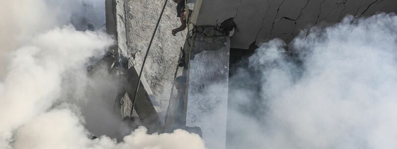 Bombenkrater in einer Straße in Chan Junis. - Foto: Mohammed Talatene/dpa