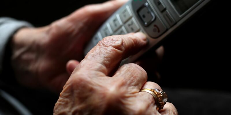 Die Betrüger sollen von Beirut aus im großen Stil vorwiegend alte Menschen angerufen und ihnen vorgespielt haben, deren Vermögen sei wegen Einbrüchen in der Nachbarschaft in Gefahr. - Foto: Karl-Josef Hildenbrand/dpa