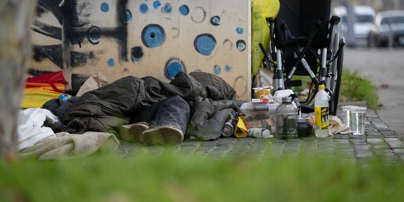 Eine Person liegt in der Innenstadt unter einem Schlafsack. Die Zahl der Wohnungslosen in Deutschland ist neuen Berechnungen zufolge im vergangenen Jahr deutlich gestiegen. - Foto: Marijan Murat/dpa