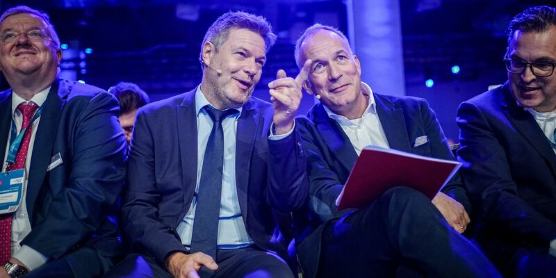 Bundeswirtschaftsminister Robert Habeck (l, Bündnis 90/Die Grünen) und Karl Haeusgen, VDMA-Präsident, beim Deutschen Maschinenbaugipfel in Berlin. - Foto: Kay Nietfeld/dpa