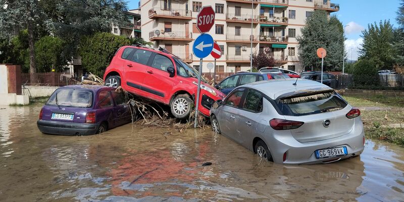 Von den Wassermassen eines Unwetters übereinandergetürmt liegen Autos in den immer noch überfluteten Straßen in Campi Bisenzio. - Foto: Adriano Conte/LaPresse via ZUMA Press/dpa