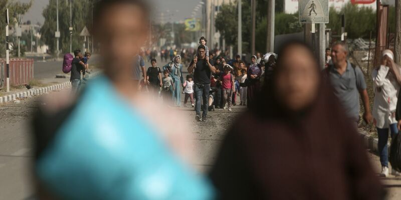 Palästinenser fliehen auf der Salah al-Din-Straße aus Gaza-Stadt in den südlichen Gazastreifen. - Foto: Mohammed Dahman/AP/dpa