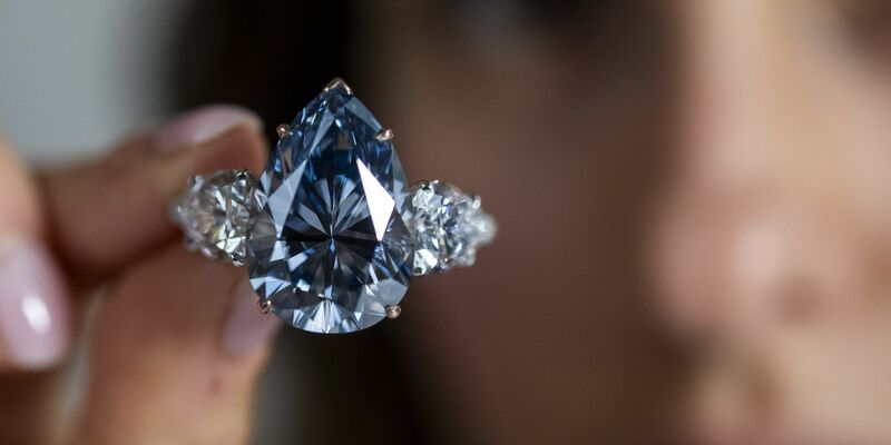 Der «Bleu Royal» ist ein seltener 17,61 Karat schwerer, lupenreiner Diamant. - Foto: Martial Trezzini/KEYSTONE/dpa