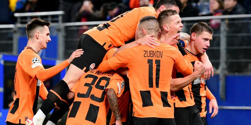 Überraschend setzte sich Donezk im Hamburger Volksparkstadion gegen den FC Barcelona durch. - Foto: Daniel Bockwoldt/dpa