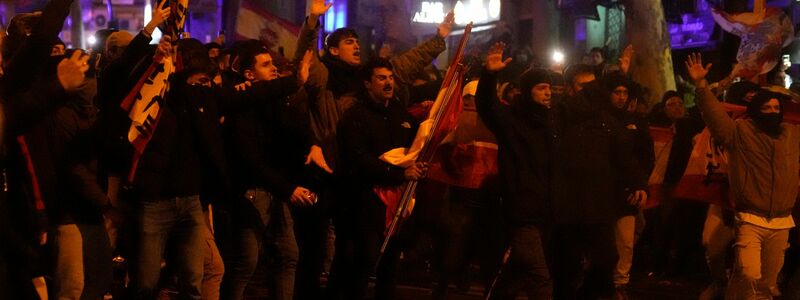 Im spanischen Madrid kam es erneut zu Protesten. - Foto: Paul White/AP