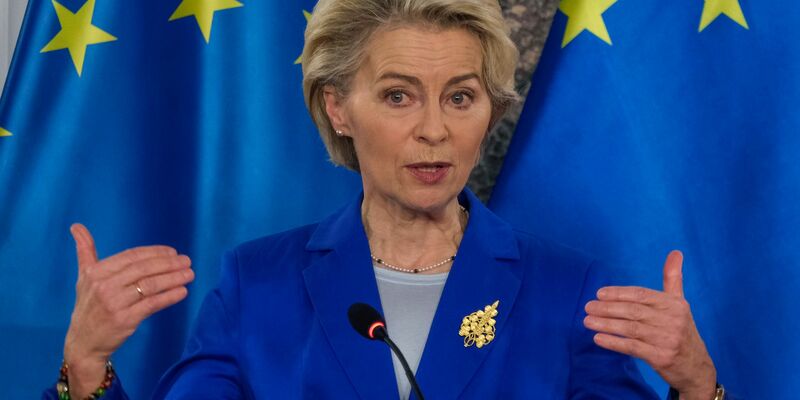 EU-Kommissionspräsidentin Ursula von der Leyen will in Brüssel eine positive Bewertung der Reformfortschritte der Ukraine präsentieren. - Foto: Risto Bozovic/AP/dpa