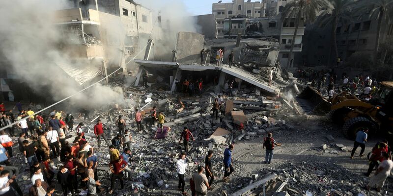 Palästinenser suchen nach Überlebenden nach einem israelischen Luftangriff im südlichen Gazastreifen. - Foto: Mohammed Dahman/AP