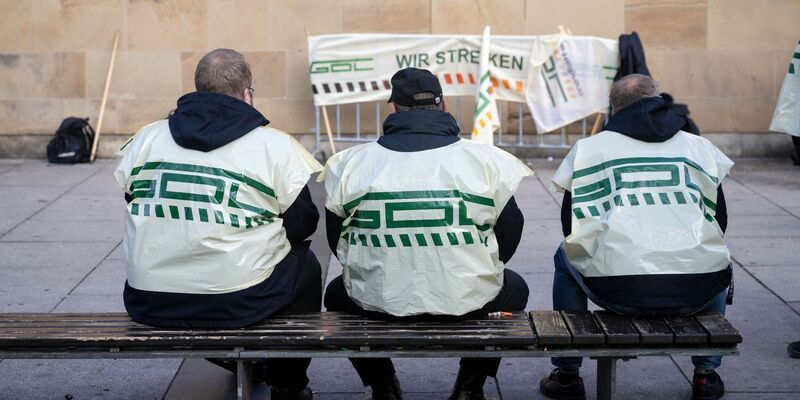 Am Donnerstag beginnt der nächste Tarifstreit bei der Bahn, dieses Mal mit der Gewerkschaft Deutscher Lokomotivführer (GDL). - Foto: Marijan Murat/dpa