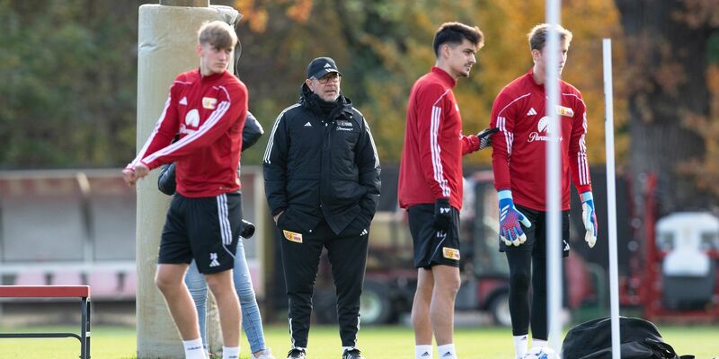 Unions Trainer Urs Fischer (2.v.l) wünscht sich, dass sein Team die Partien auch genießt. - Foto: Sebastian Räppold/Matthias Koch/dpa