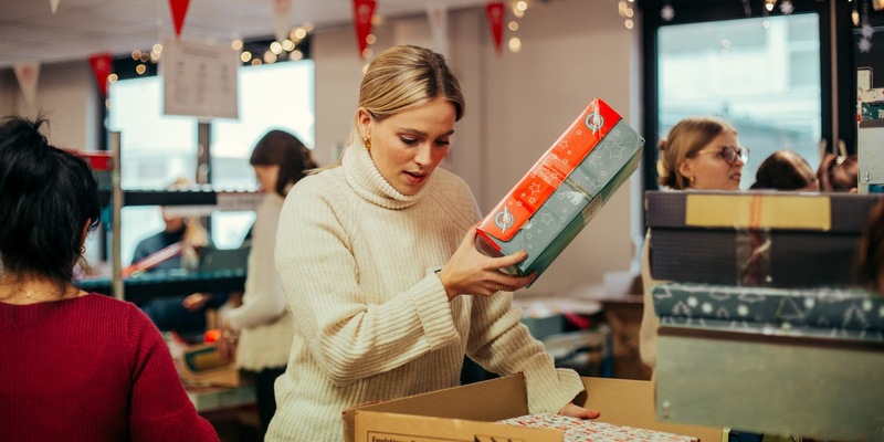 Hunderte Freiwillige packen Geschenke für bedürftige Kinder / Weihnachtswerkstatt startet am 16.11. mit Eröffnungsparty - Foto: presseportal.de