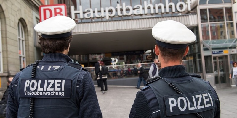 Bundespolizeidirektion München: Bei Flaschenangriff selbst verletzt / 25-Jähriger erleidet Schnittverletzungen an der Hand - Foto: presseportal.de