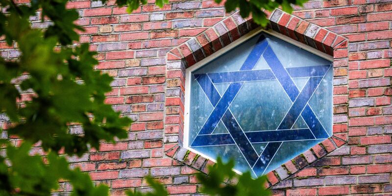 In zahlreichen Bundesländern kündigt die Polizei zum 9. November eine erhöhte Aufmerksamkeit beim Schutz jüdischer Einrichtungen an. - Foto: Jens Büttner/dpa