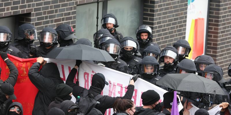 Polizisten stehen am 1. Mai 2023 in Gera Demonstrationsteilnehmern aus der linken Szene gegenüber. - Foto: Bodo Schackow/dpa
