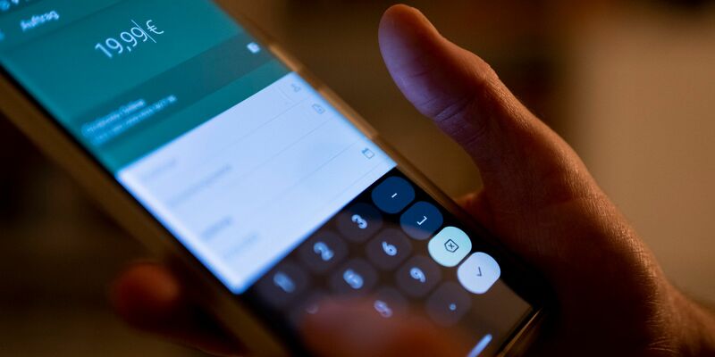 Verbraucherinnen und Verbraucher in der EU sollen künftig innerhalb der Staatengemeinschaft binnen Sekunden Eurobeträge ohne Mehrkosten überweisen können. - Foto: Monika Skolimowska/dpa