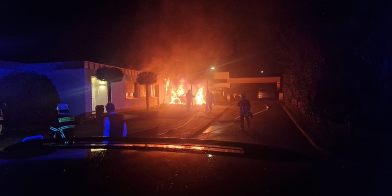 FW-DO: PKW in Vollbrand - Brandausbreitung auf Wohnhaus konnte verhindert werden - Foto: presseportal.de