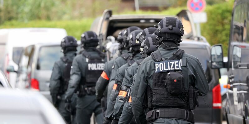 Einsatzkräfte vor der Stadtteilschule in Hamburg-Blankenese. - Foto: Bodo Marks/dpa
