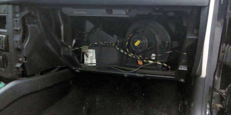 POL-PPWP: Diebe nehmen Handschuhfach mit - Foto: presseportal.de