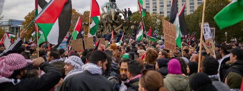 Pro-palästininensische Kundgebung in Berlin. - Foto: Jörg Carstensen/dpa