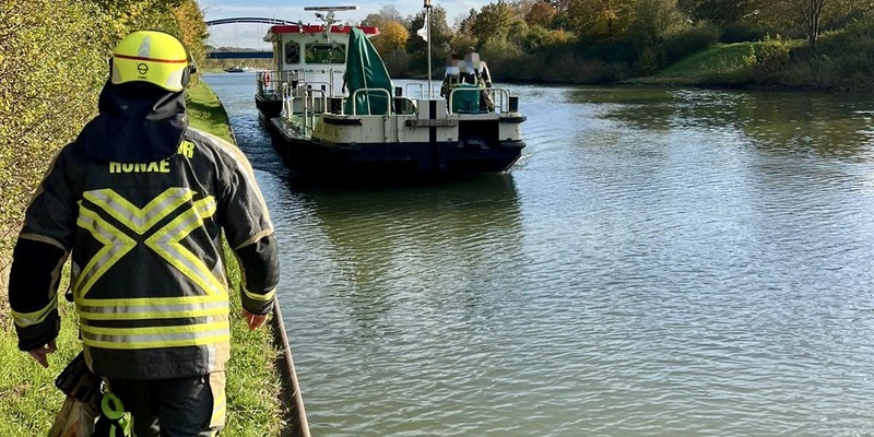 FW Hünxe: Öl auf Wasser durch Baumaschine - Foto: presseportal.de