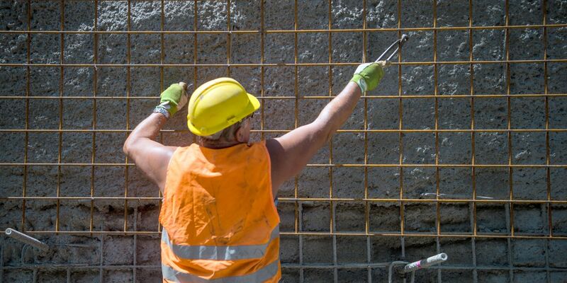 Ein Bauarbeiter in der Sonne: Bei der Arbeit im Freien führt UV-Strahlung laut einer UN-Studie weltweit zu etwa 19.000 Todesfällen durch hellen Hautkrebs pro Jahr. - Foto: Arne Immanuel Bänsch/dpa