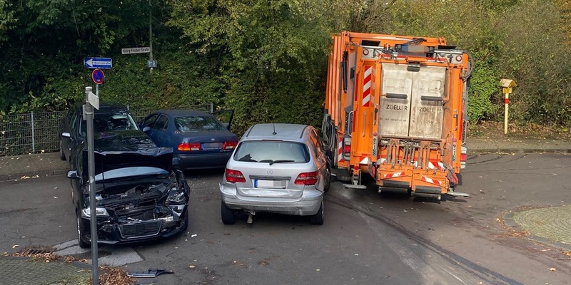 POL-ME: Handbremse vergessen: Müllwagen rollt unkontrolliert und beschädigt sechs Fahrzeuge - Mettmann - 2311019 - Foto: presseportal.de