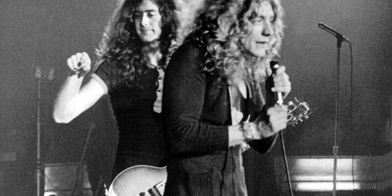 Leadsänger Robert Plant (r) und Gitarrist Jimmy Page (1970): Als Led Zeppelin haben sie Musikgeschichte geschrieben, auch mit den Covern ihrer Alben. - Foto: -/dpa